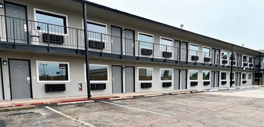 Studio City Suites, a Travelodge by Wyndham 5/37