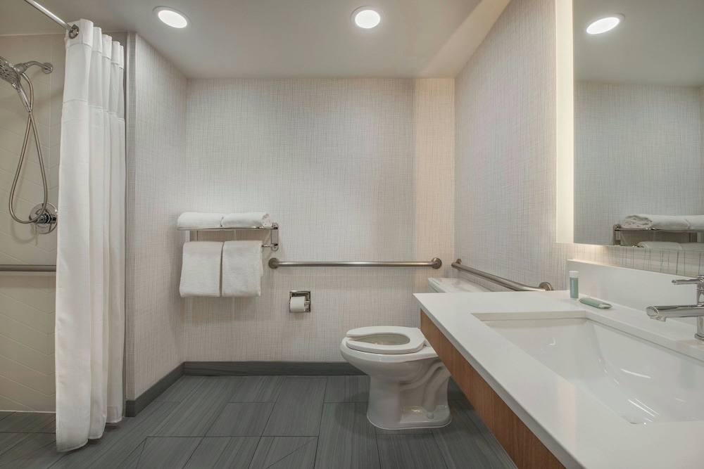 Fairfield Inn Suites By Marriott Oakland Hayward 45/48