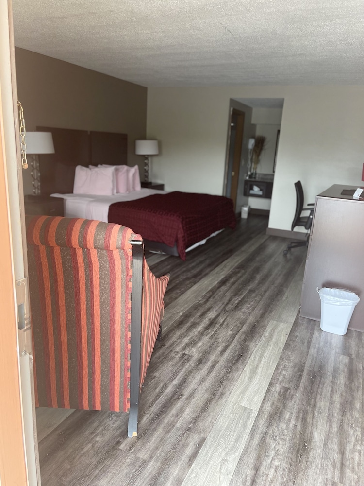 Royal Inn & Suites 15/24
