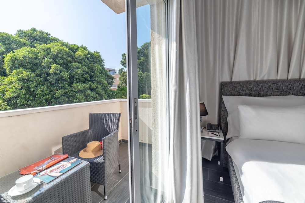 Dizengoff Avenue Hotel photo1
