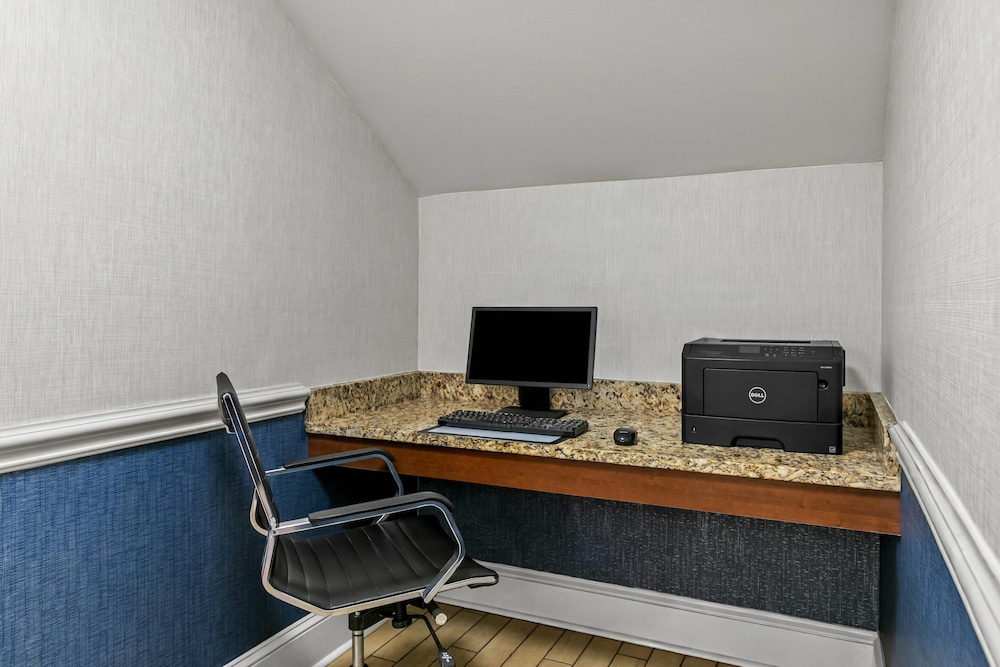 Comfort Inn & Suites Greenwood Near University 58/66