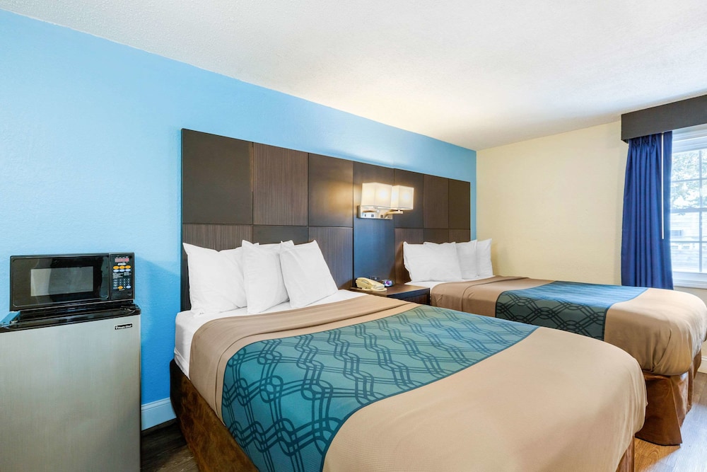 Econo Lodge West Yarmouth on Cape Cod 17/38