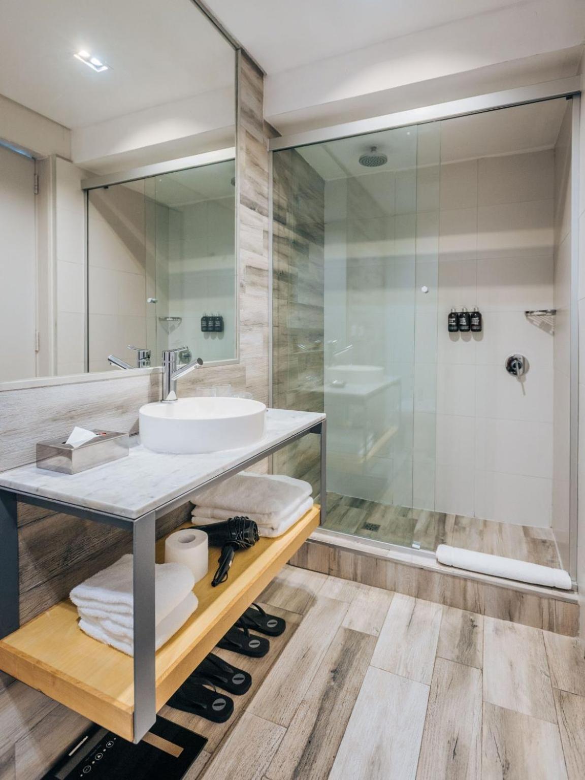 Room, King Bed, Street View
