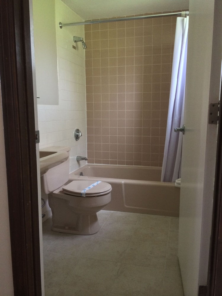 Holiday Hill Inn & Suites 25/61