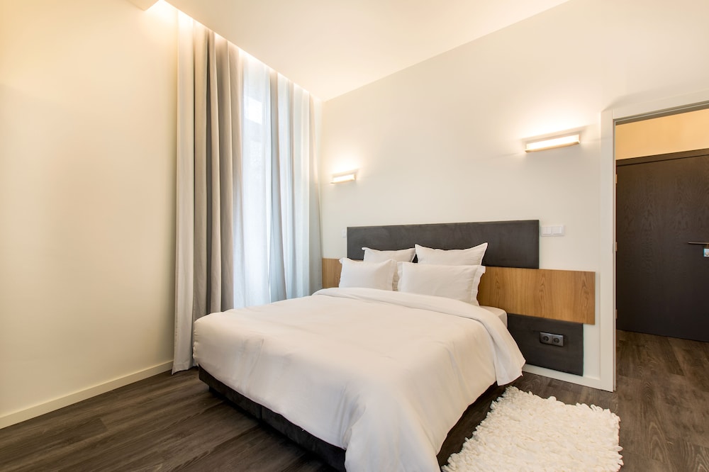 2 BEDROOMS