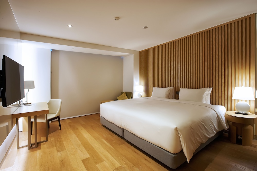 ROOM, KING BED