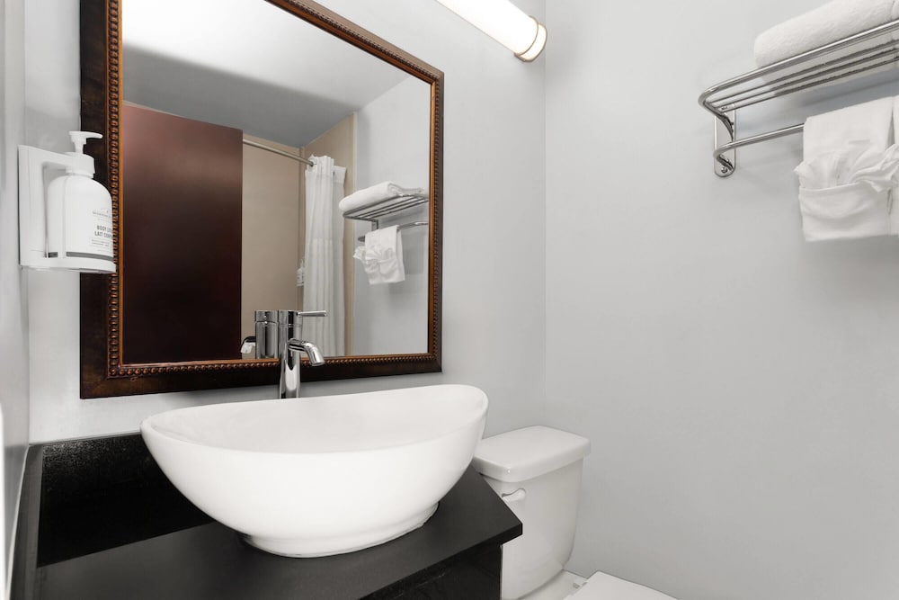 Travelodge By Wyndham Milwaukee 47/50