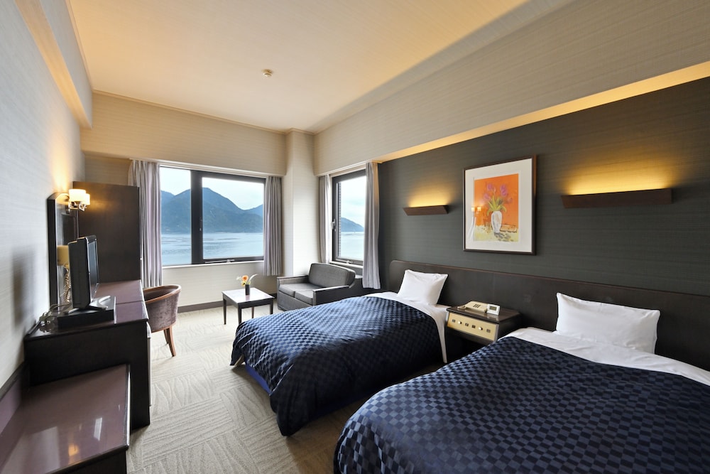 Room, 3 Beds, West Wing, Smoking