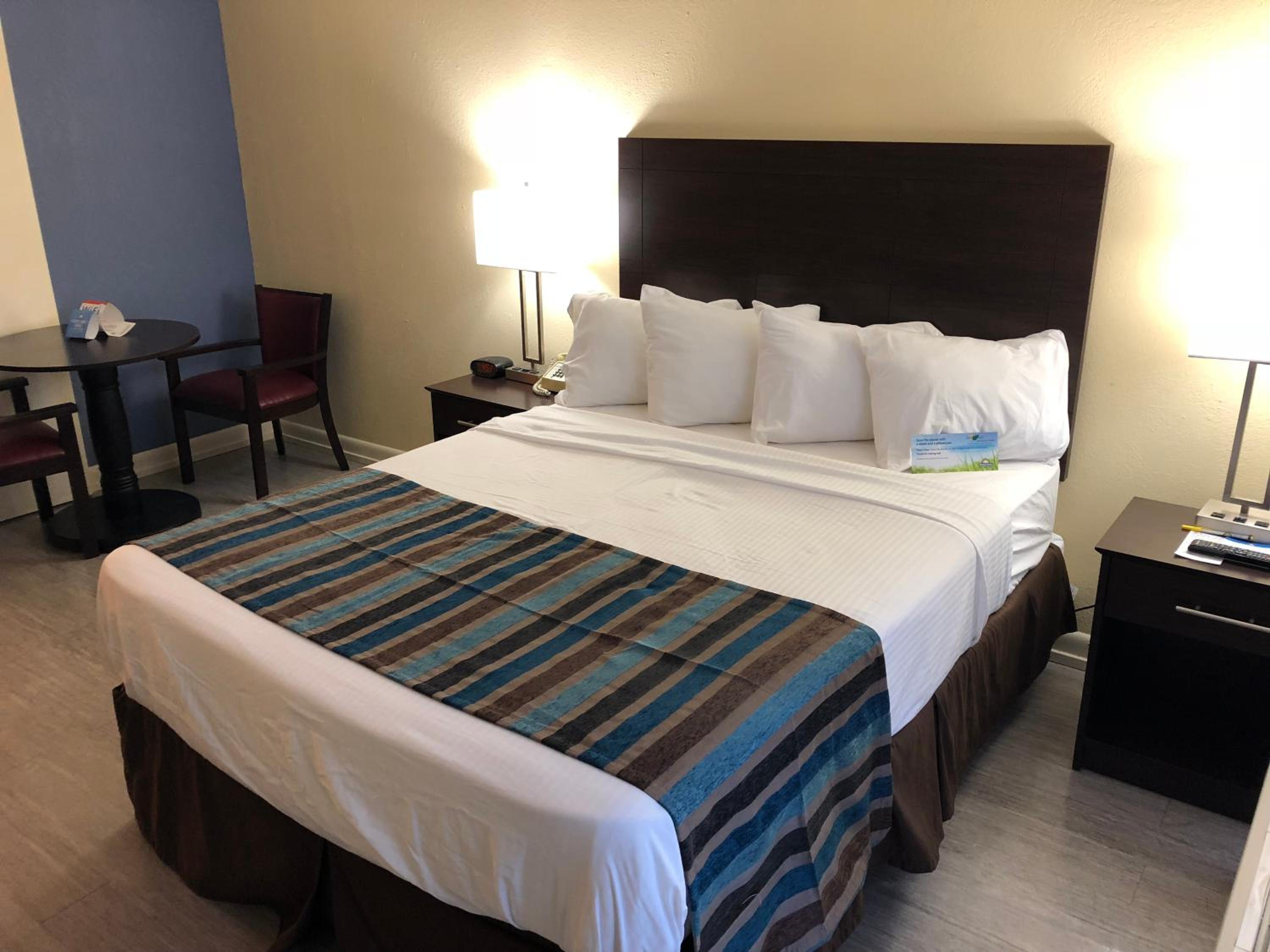Deluxe, Queen Bed, Smoking, Accessible