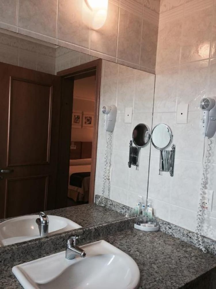 Barbur Plaza Hotel 44/45