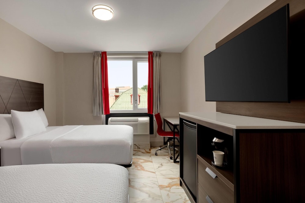 غرفة بسريرين مزدوجين، Ramada by Wyndham Brooklyn Empire Blvd 3/8
