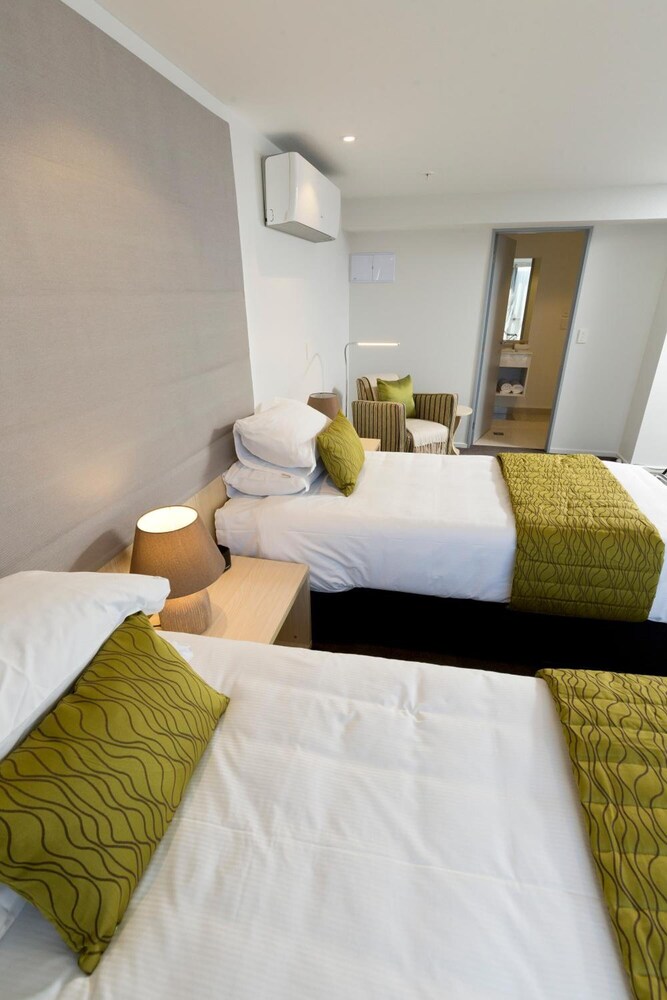 2 On Whiteleigh Motel 5/59