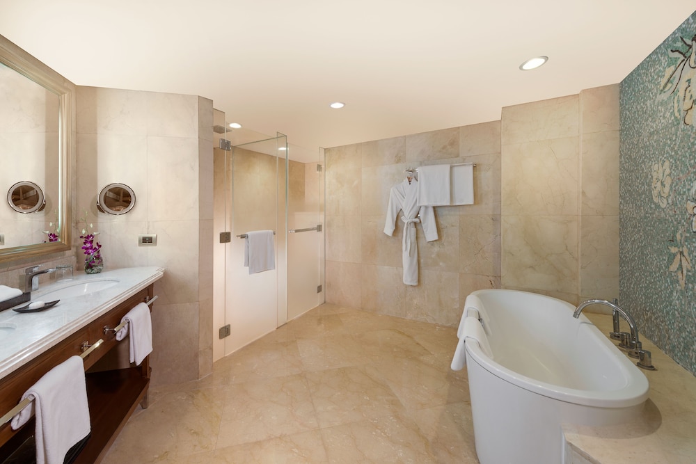 Dusit Thani Manila 25/72