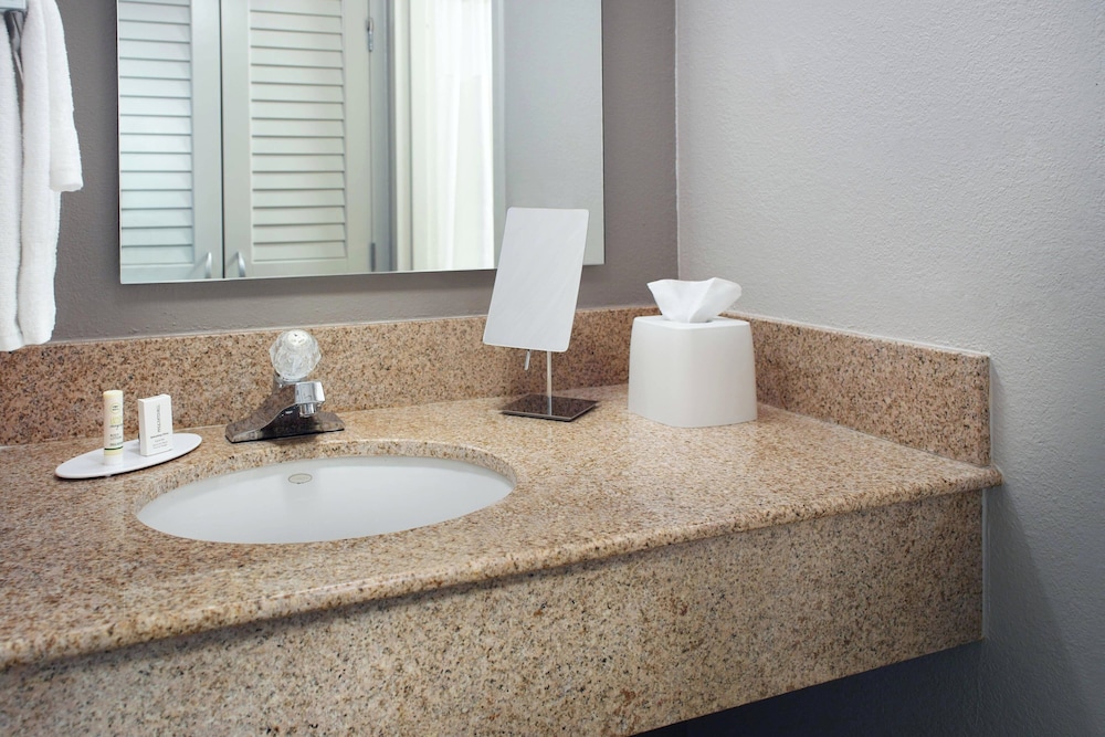 Courtyard by Marriott Greensboro 16/18