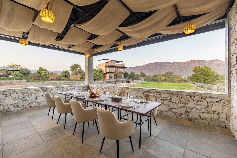 ELIVAAS Cows and Cuddles 4 BHK with Pvt Pool and Garden 48/68