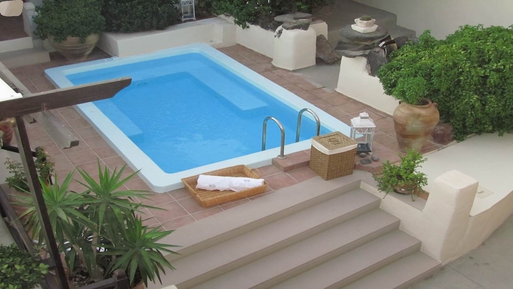 LAVA SUITES and LOUNGE 36/40