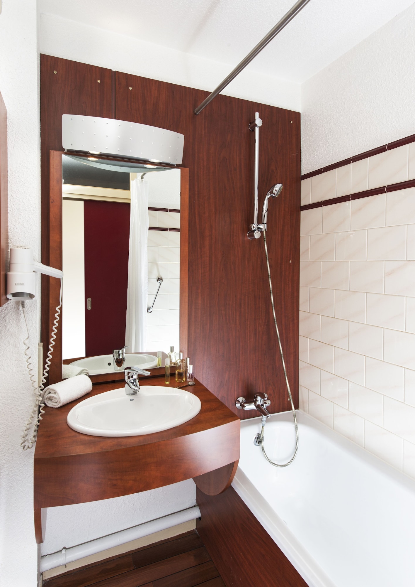 Room, Twin Beds, Brit Hotel Nantes La Beaujoire - L Amandine 7/9