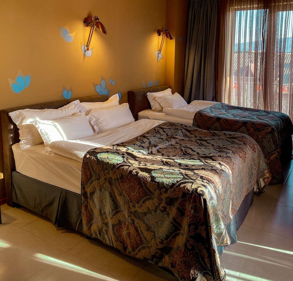 LUXURY, TRIPLE, 1 DOUBLE AND 1 SINGLE BED, CITY VIEW, TERRACE