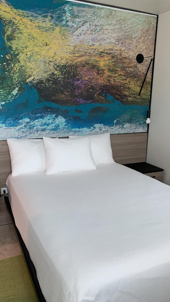 The Tryst Beachfront Hotel 16/50