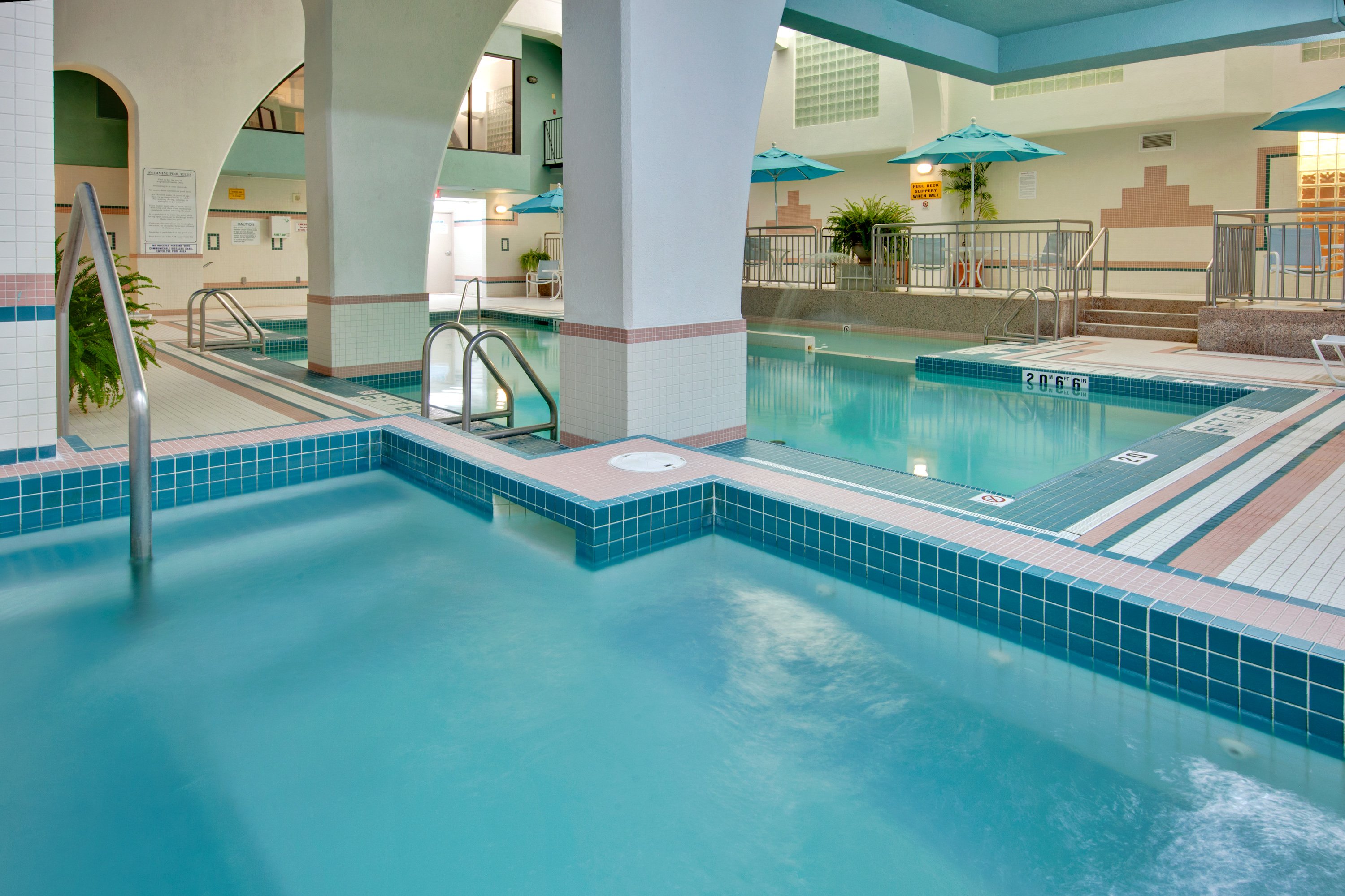 Holiday Inn Suites Windsor Ambassador Bridge 34/72
