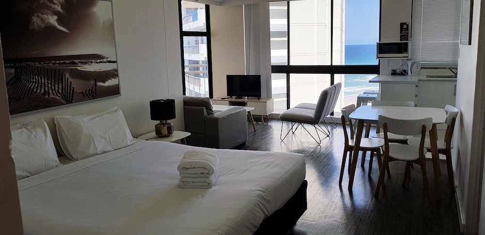 STUDIO, KING BED