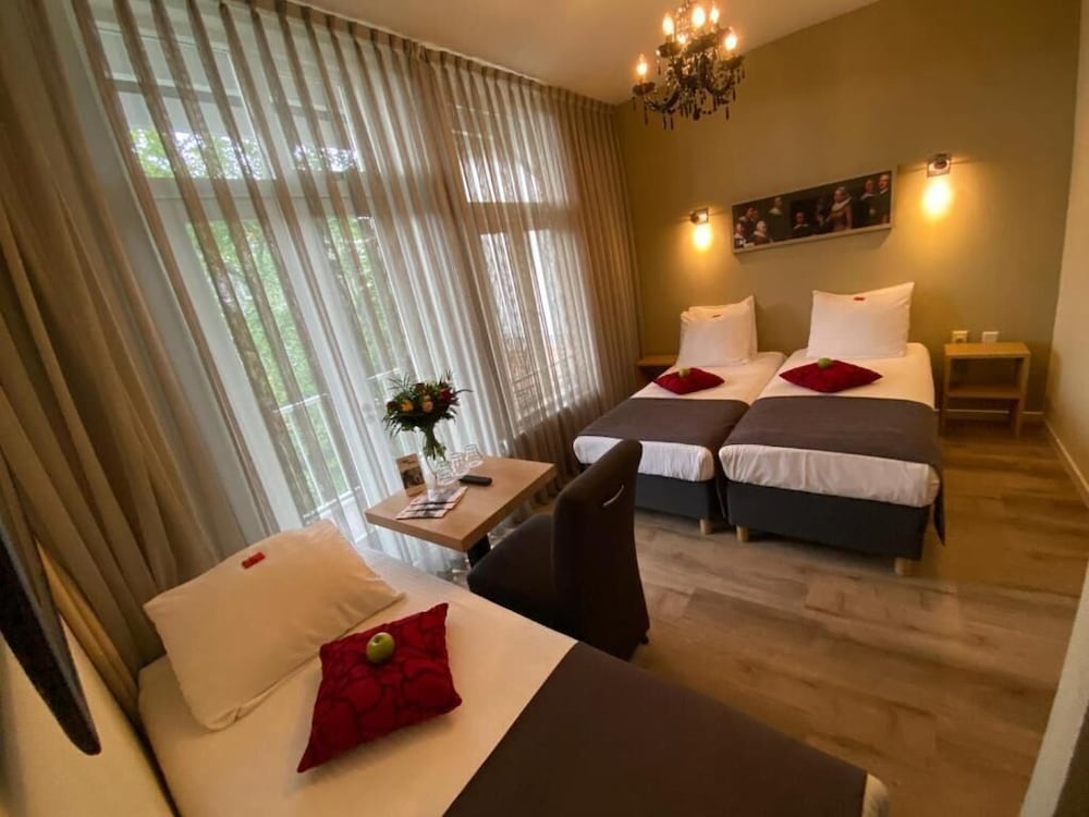 ROOM, TRIPLE, 3 BEDS, BALCONY