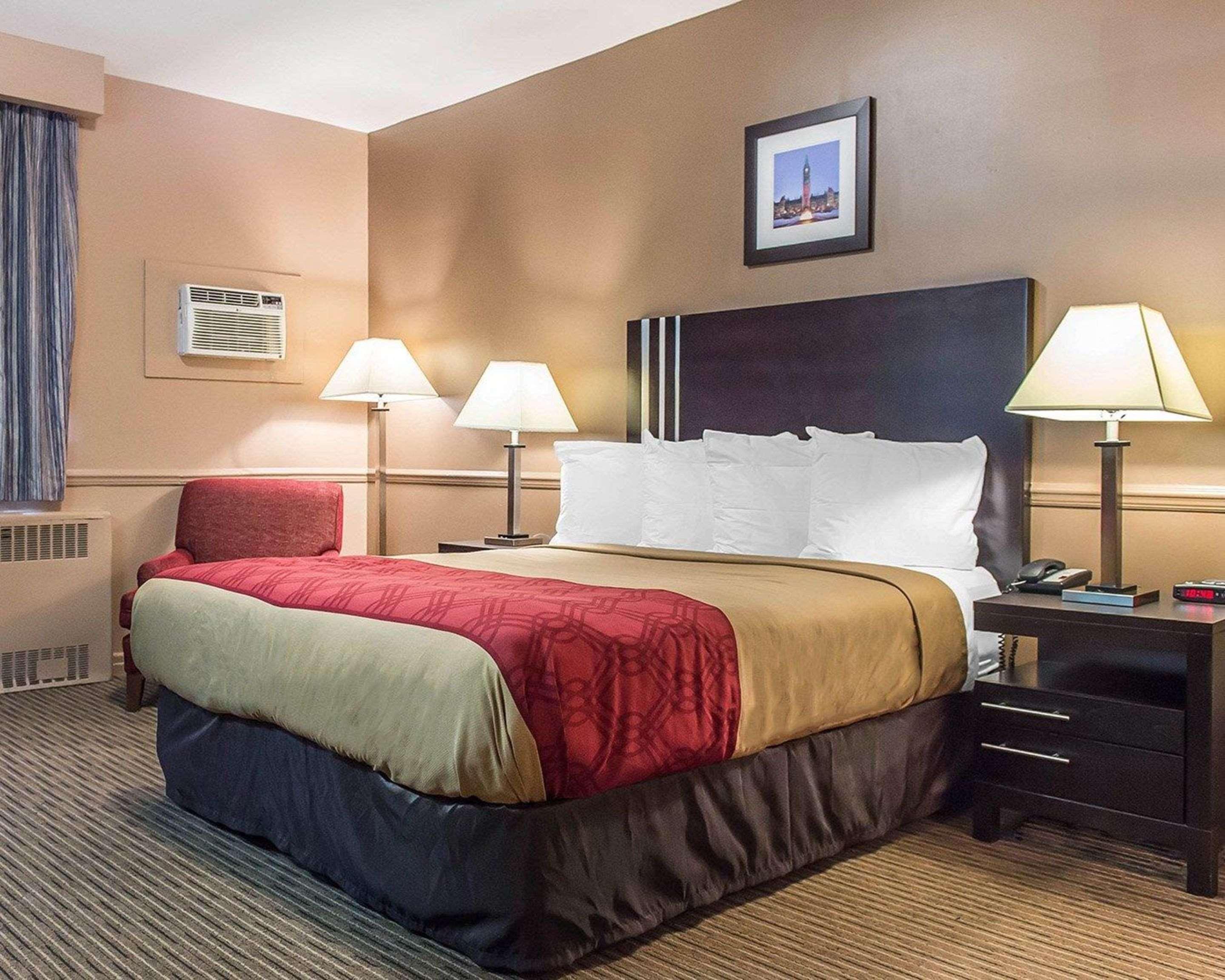 ROOM, QUEEN BED