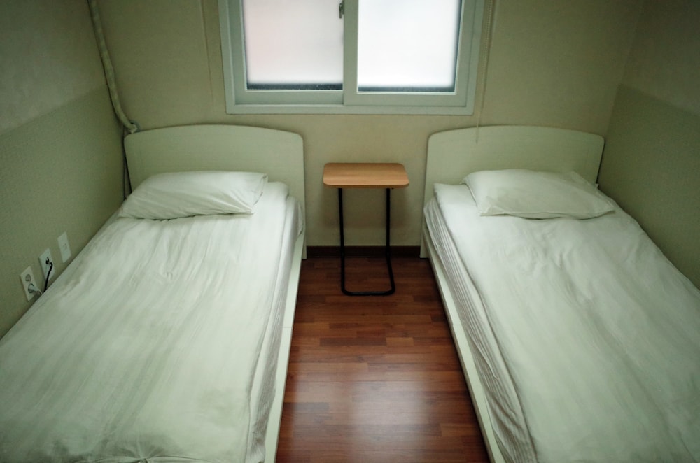 ROOM, TWIN BEDS