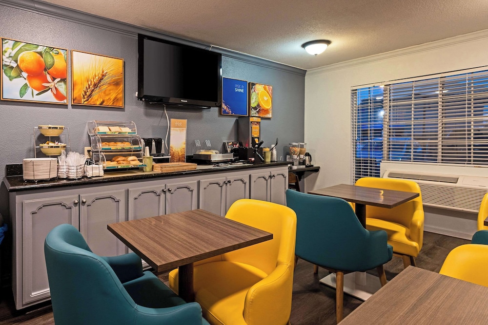 Quality Inn & Suites Tulare CA 35/50