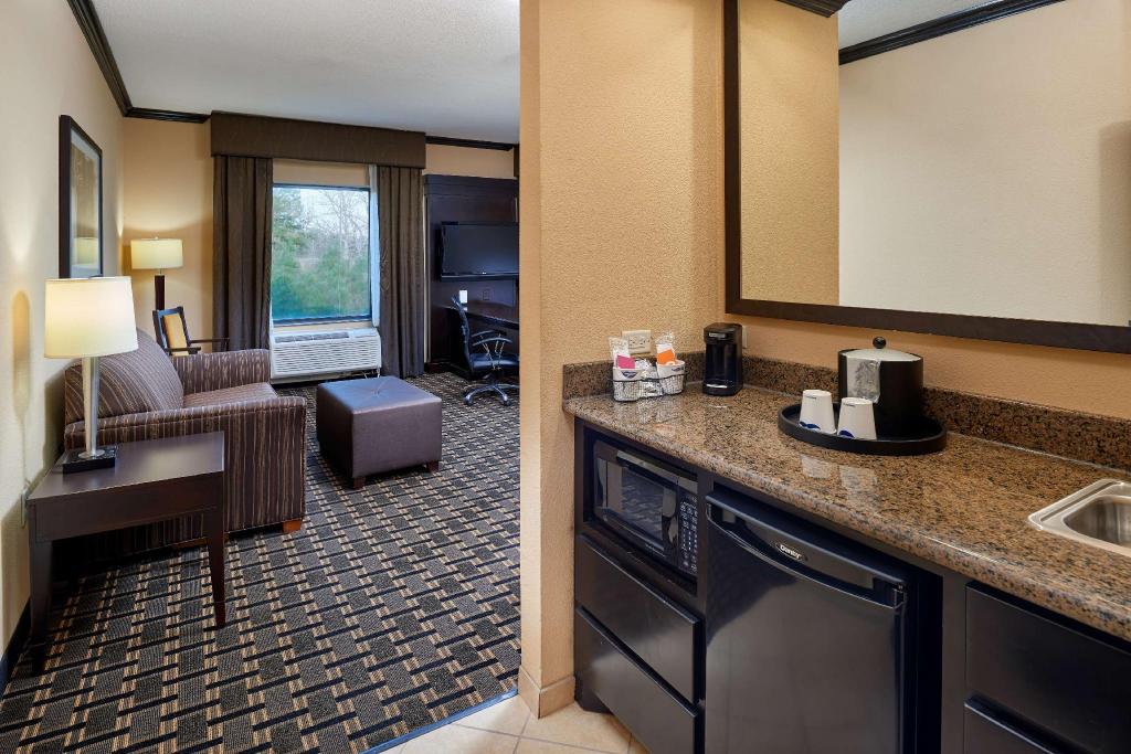 Suite, King Bed, Sofa, Accessible