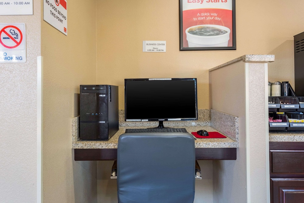 Econo Lodge Inn & Suites Escondido Downtown 32/48