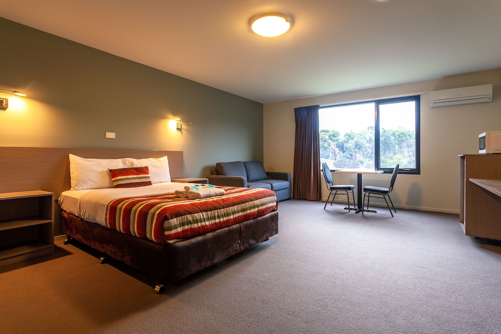 CLASSIC, SUITE, QUEEN BED