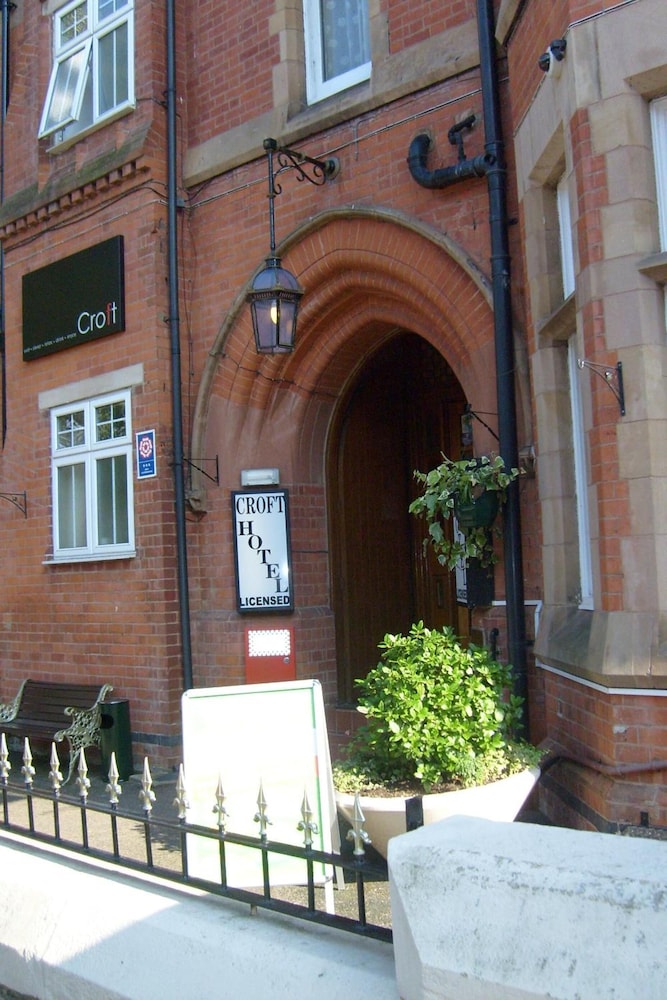 Croft Hotel 2/60