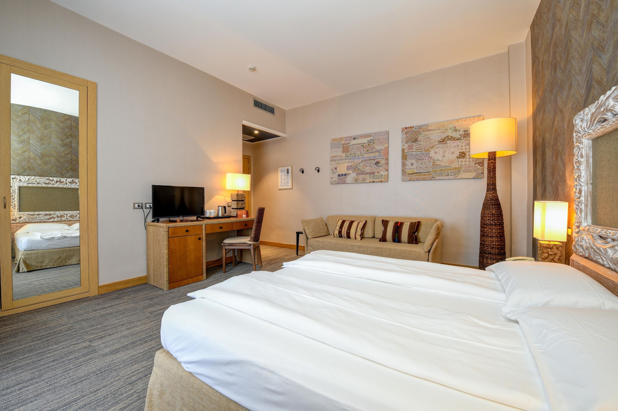 ROOM, QUADRUPLE