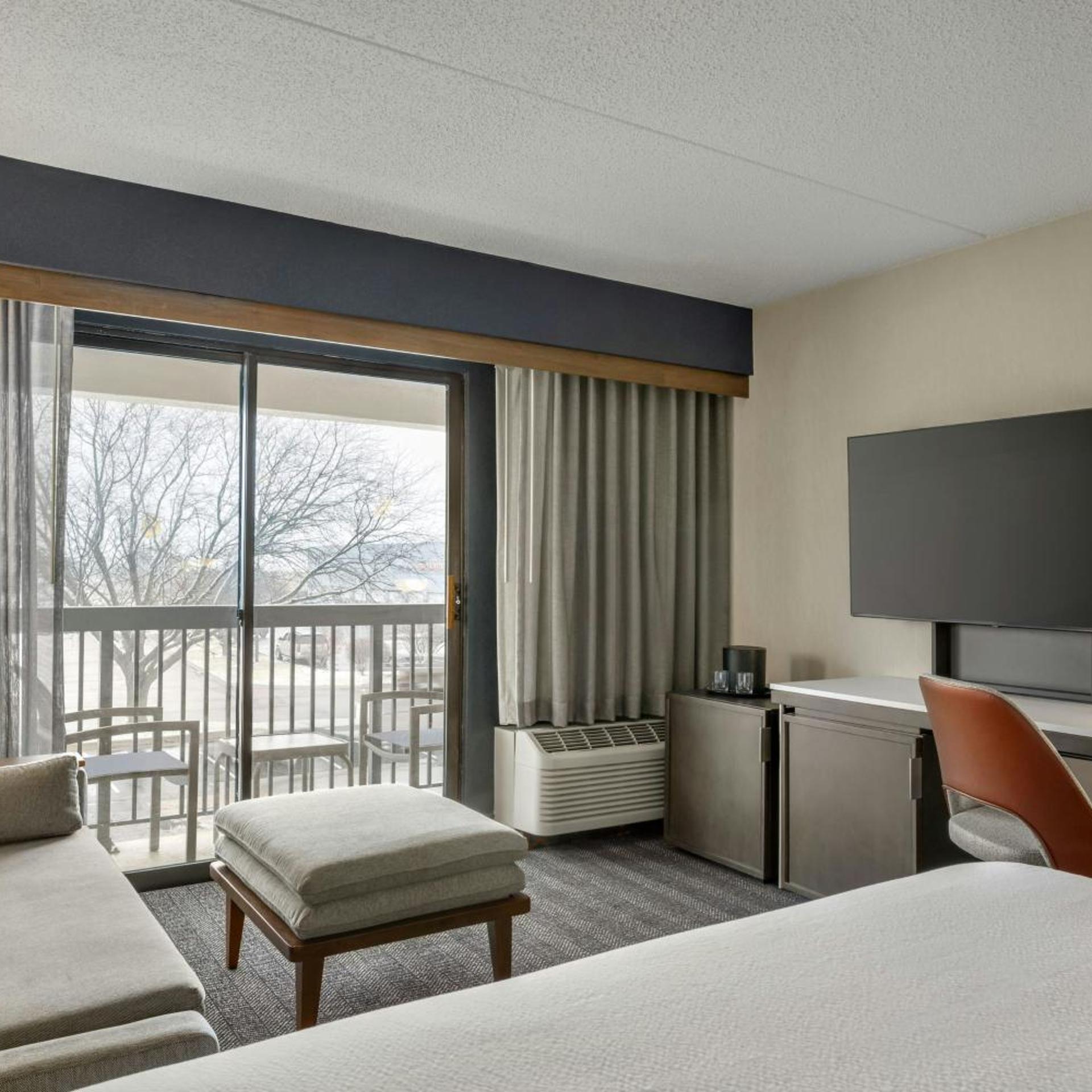 غرفة بسرير كينج بحوض استحمام لذوي الإعاقة، Courtyard By Marriott Kokomo 2/6