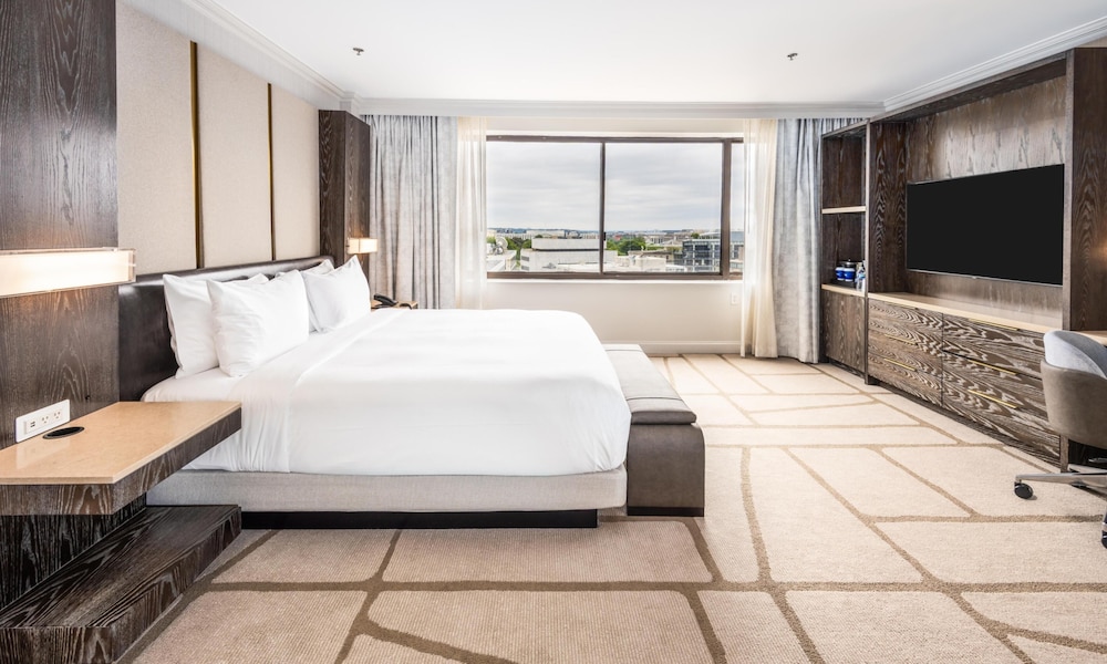 Presidential, Suite, King Bed, Capitol View