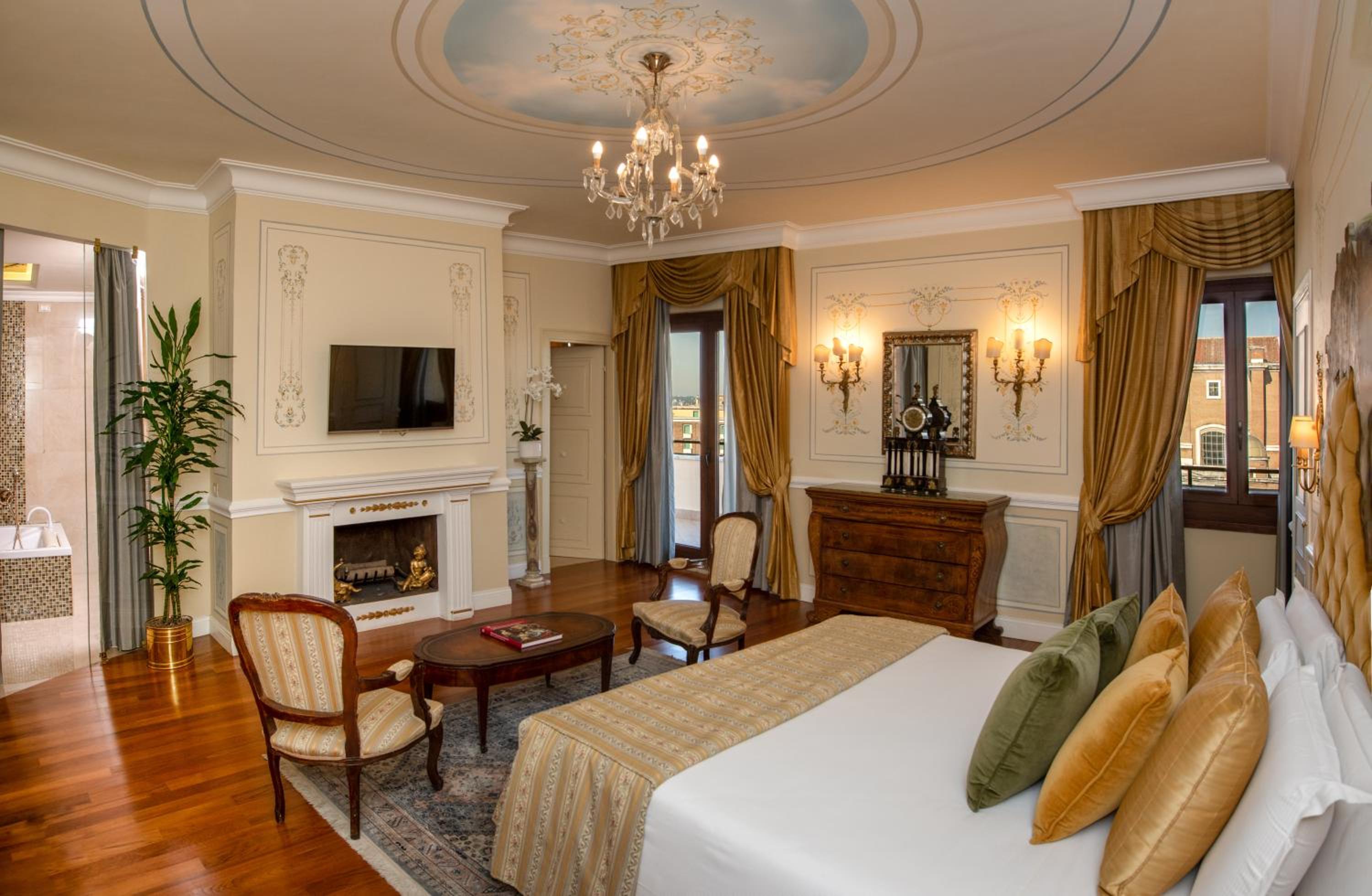 Presidential, Suite, King Bed, Square View, Terrace، Radisson Blu Ghr Hotel Rome 2/7