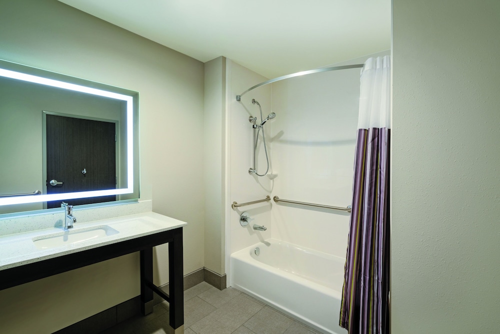 La Quinta Inn And Suites By Wyndham Opelika Auburn 8/33