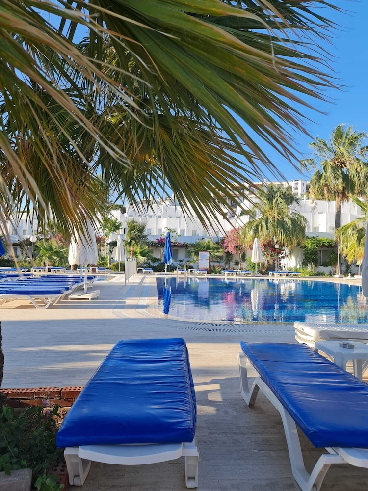 Nagi Beach Hotel 17/70