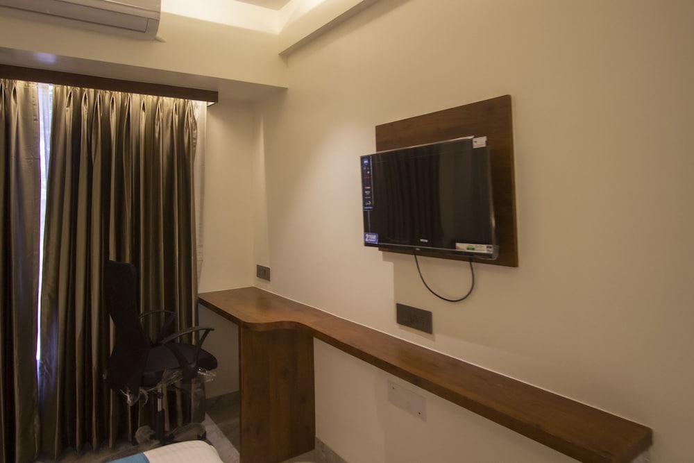 Monarch Guestline Magarpatta 32/32