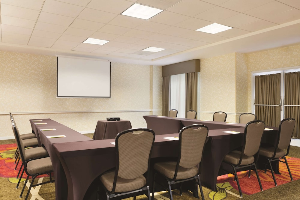 Hilton Garden Inn Anaheim Garden Grove 32/41