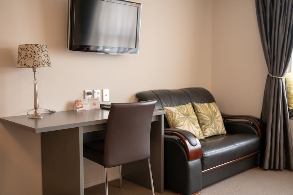 Quality Suites Alexander Inn 47/54