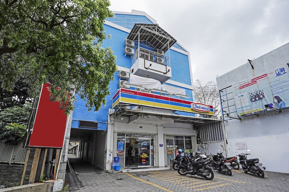 RedDoorz Plus near Galaxy Mall 35/39