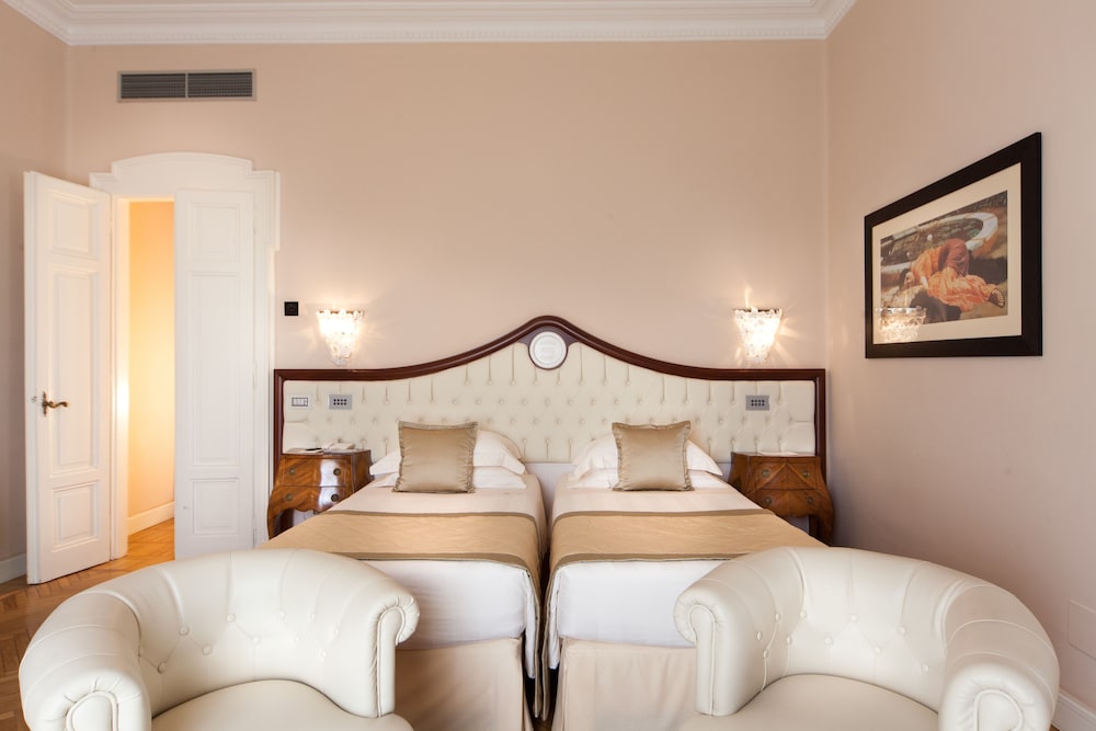 DELUXE, DOUBLE OR TWIN BED