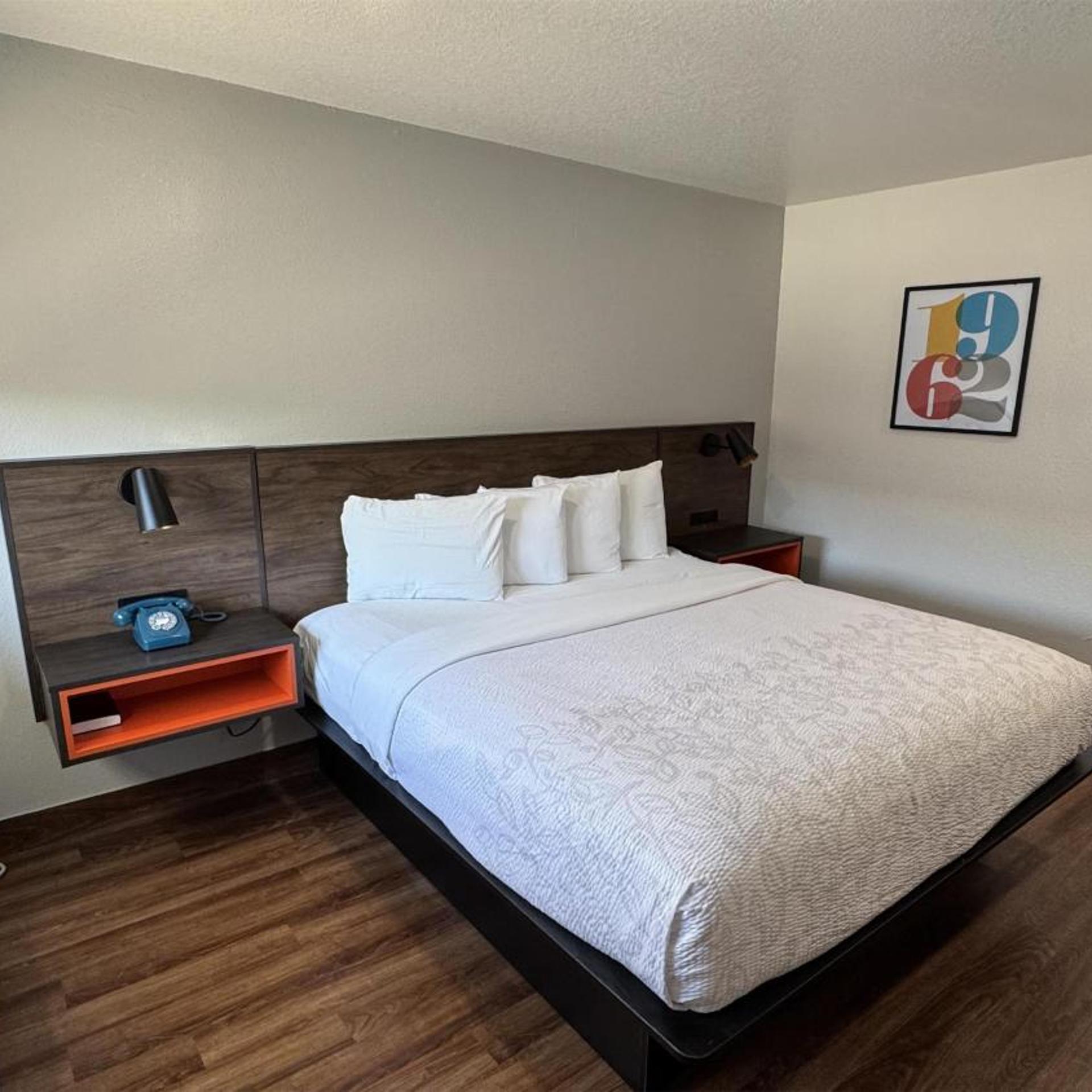 1 King Bed - Mob Acc RI Shwr Nsmk Micfridg