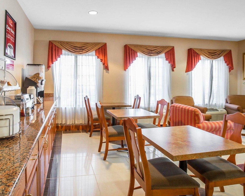 Econo Lodge Brunswick Travel Center 20/30