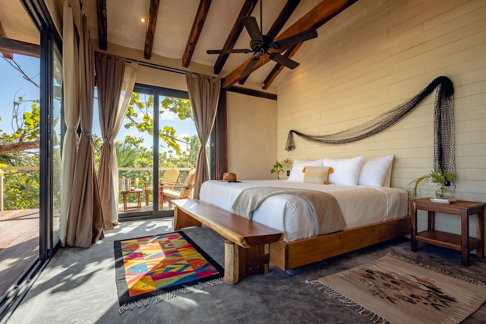 DELUXE, KING BED, GARDEN VIEW