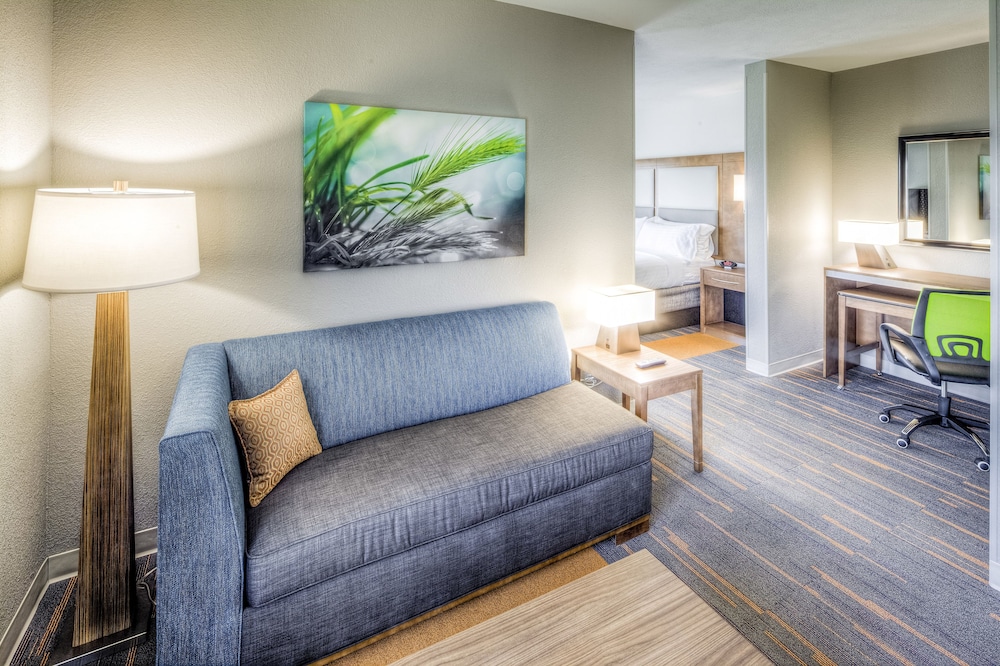 Holiday Inn Express And Suites Cleveland West Westlake 38/54
