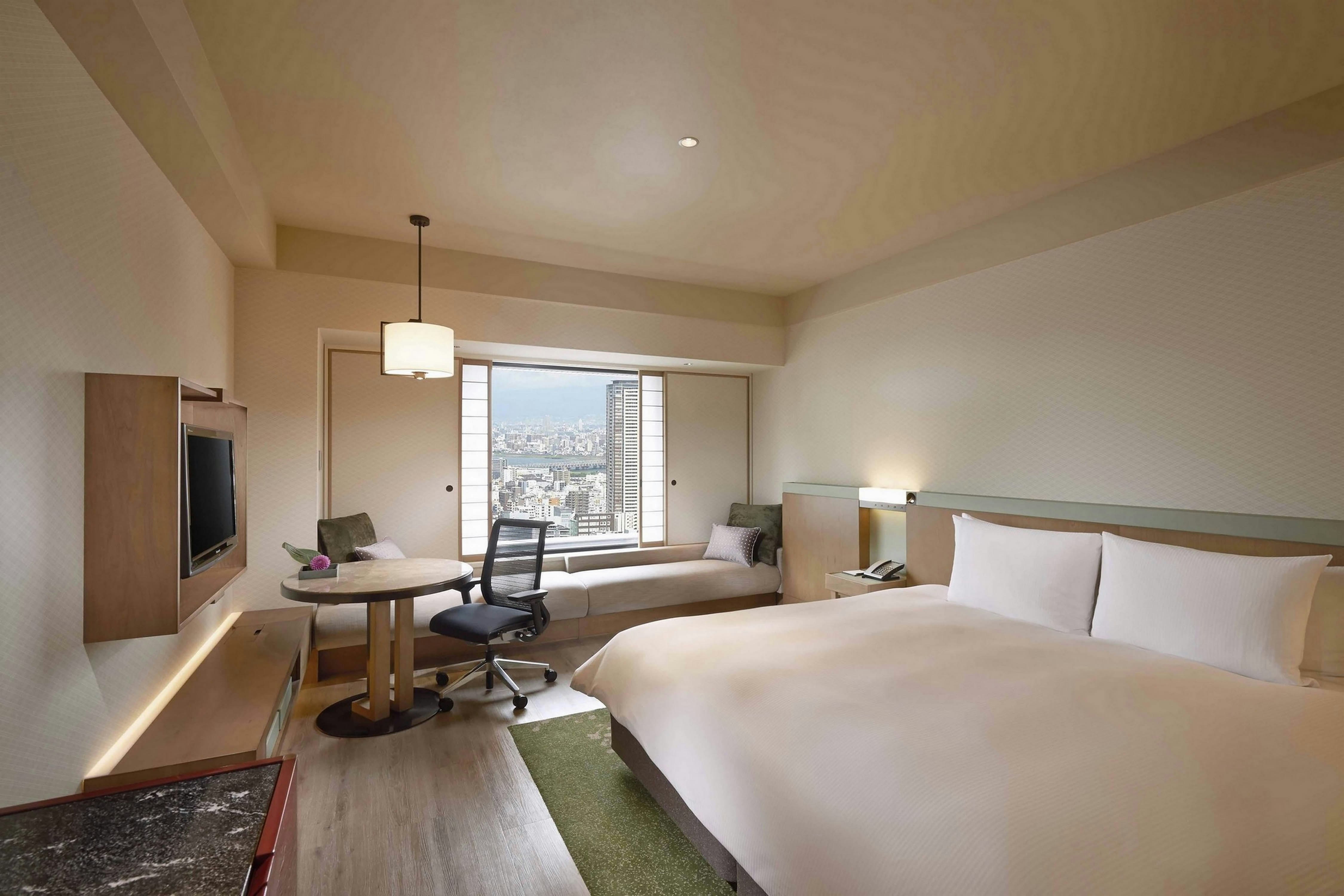 ROOM, KING BED