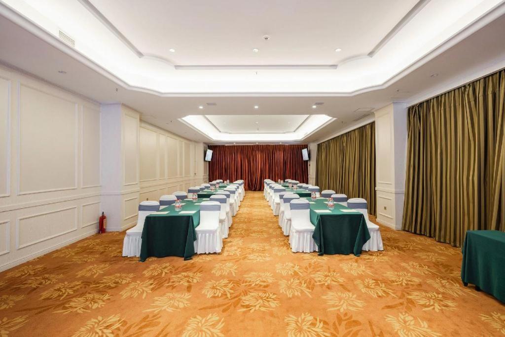 Vienna International Hotel (Sanya High-speed Railway Station) 35/39